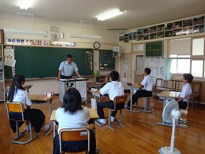 先生の説明を聞いています。