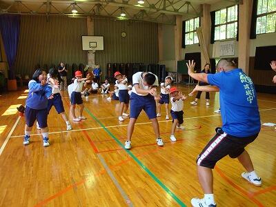 応援の練習をしています。