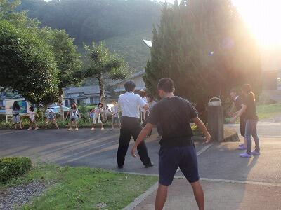 元気よく体操しています。