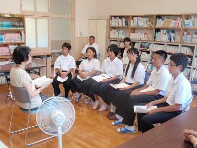 講師の方のお話を聞いています。