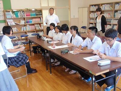 真剣に話を聞いています。