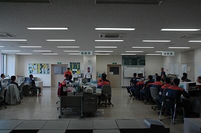 消防署の方に元気な挨拶をしています。