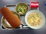 コッペパン じゃがいものチーズ煮 アーモンドサラダ コッペパン じゃがいものチーズ煮 アーモンドサラダ