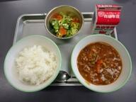 ハヤシライス ごはん チーズサラダ ハヤシライス ごはん チーズサラダ