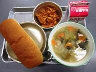 コッペパン　　鶏肉と大豆のトマト煮　　野菜スープ