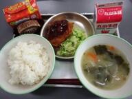 ごはん チキンカツ ゆでキャベツ 大根のみそ汁 クリスマスケーキ ごはん チキンカツ ゆでキャベツ 大根のみそ汁 クリスマスケーキ