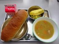 コッペパン　　ほうれん草オムレツ　　そえ野菜　　りんごジャム　　コーンスープ