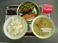 麦ごはん 鶏そぼろ丼 かりかり和え 味噌けんちん汁 味付けのり 麦ごはん 鶏そぼろ丼 かりかり和え 味噌けんちん汁 味付けのり