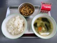 麦ごはん　　鶏そぼろ丼　　豆腐のみそ汁