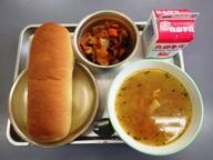 コッペパン　　鶏肉とカシュナッツの揚げ煮  トマトとタマネギのスープ