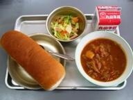 コッペパン 牛肉のトマト煮 日向夏ドレッシングサラダ コッペパン 牛肉のトマト煮 日向夏ドレッシングサラダ