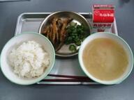 ごはん　　きびなごのピリ辛揚げ　　ゆできゅうり　　もやしのみそ汁