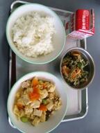 ごはん 高野豆腐の卵とじ 茎わかめの酢の物 ごはん 高野豆腐の卵とじ 茎わかめの酢の物