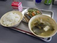 ごはん　　もやしのみそ汁　　さんまの塩焼き　　かりかり和え