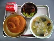 バーガーパン　　コロッケ　　ゆでキャベツ　　白菜スープ