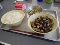 ごはん ひじきの炒り煮 小松菜のごま和え ごはん ひじきの炒り煮 小松菜のごま和え