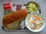 コッペパン　　マカロニのクリーム煮　　キャベツのサラダ