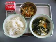 麦ごはん 鶏肉と野菜のしょうが炒め 豆腐のみそ汁 麦ごはん 鶏肉と野菜のしょうが炒め 豆腐のみそ汁