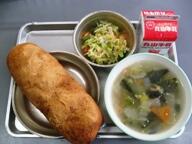 揚げパン 野菜スープ バンバンジーサラダ 揚げパン 野菜スープ バンバンジーサラダ