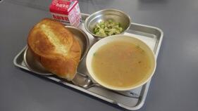 マヨネーズパン トマトと玉ねぎのスープ 青豆サラダ マヨネーズパン トマトと玉ねぎのスープ 青豆サラダ