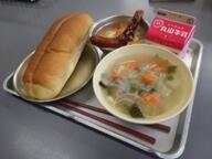 背割りパン　　フランクフルト　　そえ野菜　　汁ビーフン