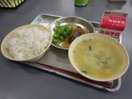 麦ごはん　　呉汁　　いわし甘露煮　　ゆできゅうり