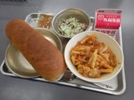 コッペパン　　鶏肉とマカロニのトマト煮　　ビーンズサラダ　　りんごジャム