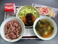 赤飯　　チキンカツ　　ゆでキャベツ　わかめスープ　　お祝いクレープ