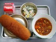 コッペパン　　チリコンカン　　カリフラワーのサラダ