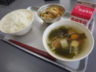 ごはん　　豚肉とキャベツのピリ辛炒め　　わかめスープ