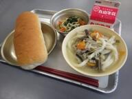 コッペパン　　山菜うどん　　ごま和え