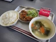 麦ごはん　　鶏肉の唐揚げ　　ゆでキャベツ　　豆腐のみそ汁