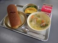 黒糖パン　　白菜スープ　　トマトオムレツ　　ゆでブロッコリー