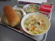 コッペパン　　焼きビーフン　　ごまネーズサラダ