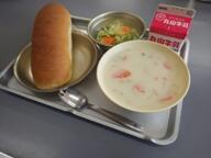 コッペパン　　米粉のシチュー　　パインサラダ