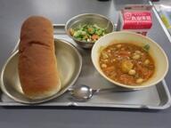 コッペパン　　チリコンカン　　チーズサラダ