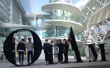 大分県立美術館での集合写真