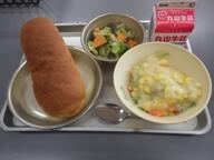 コッペパン　　じゃいがいものチーズ煮　　ブロッコリーサラダ