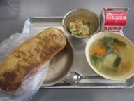 揚げパン　　ラビオリスープ　　バンバンジーサラダ