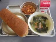 コッペパン　　鶏肉と大豆のトマト煮　　野菜スープ