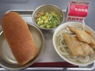 コッペパン　　きつねうどん　　コーンサラダ