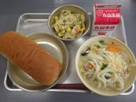 コッペパン 親子うどん れんこんサラダ コッペパン 親子うどん れんこんサラダ