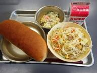 コッペパン　　焼きビーフン　　カリフラワーのサラダ