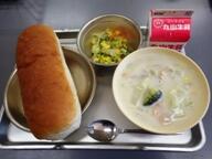 コッペパン　　白菜のクリーム煮　　コーンサラダ