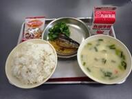 麦ごはん　　いわしの生姜煮　　ゆできゅうり　　呉汁　　節分豆