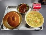 バーガーパン　　煮込みハンバーグ　　ゆでキャベツ　　コーンスープ