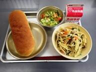 コッペパン　　きのこスパゲティ　　チーズサラダ