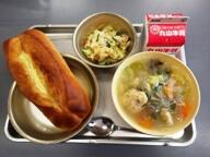 マヨネーズパン　　肉団子のスープ　　バンバンジーサラダ