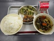 ごはん　　さばみそホイル焼き　　ゆかりあえ　　もずくスープ