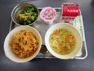 チキンライス コーンスープ ブロッコリーサラダ お祝いイチゴゼリー チキンライス コーンスープ ブロッコリーサラダ お祝いイチゴゼリー